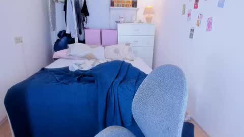 Roshelle online show from February 19, 2025, 4:55 pm