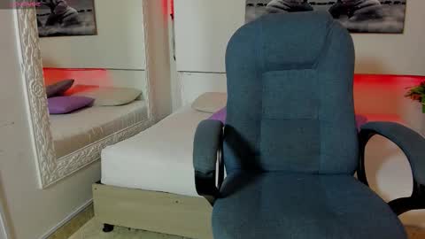 rosi_cooper online show from October 18, 2025, 11:00 am