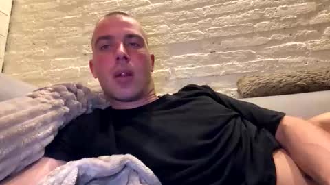 Snapshot of rotteei1 chatting on October 18, 2025, 5:46 pm rotteei1 online show from October 18, 2025, 5:46 pm