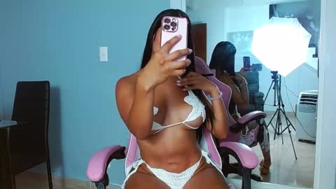 Snapshot of rousebonnett chatting on February 1, 2025, 11:48 pm ROUSE  online show from February 1, 2025, 11:48 pm