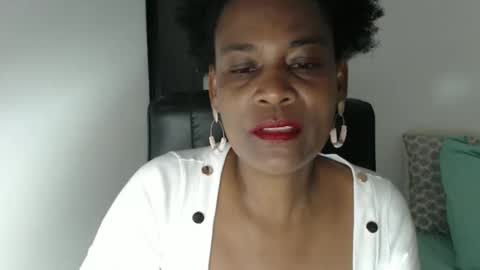 Snapshot of roushlove chatting on May 2, 2026, 4:01 pm luxa online show from May 2, 2026, 4:01 pm