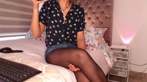 Rouss marie henao  online show from November 30, 2025, 1:37 pm