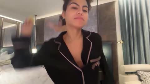 Snapshot of roustar1 chatting on November 17, 2025, 10:26 pm Roustar online show from November 17, 2025, 10:26 pm