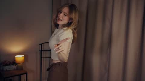 Snapshot of rowenacroyle chatting on February 12, 2025, 4:11 pm Stella online show from February 12, 2025, 4:11 pm