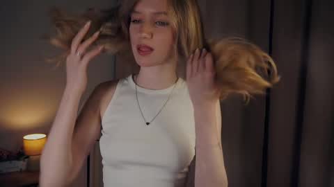 Snapshot of rowenacroyle chatting on February 12, 2025, 7:13 pm Stella online show from February 12, 2025, 7:13 pm