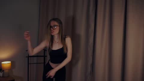 Snapshot of rowenacroyle chatting on February 13, 2025, 6:48 pm Stella online show from February 13, 2025, 6:48 pm