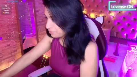 roxanne_han online show from November 3, 2025, 11:44 am