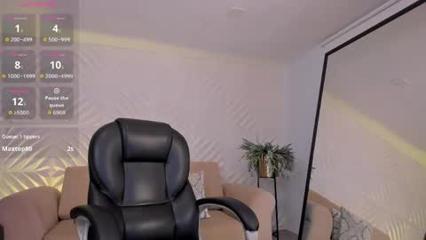 Snapshot of roxannehill_ chatting on May 31, 2026, 12:23 pm Roxanne Hill online show from May 31, 2026, 12:23 pm