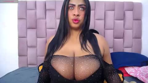 Snapshot of roxannehott chatting on December 4, 2025, 7:33 pm ross brown online show from December 4, 2025, 7:33 pm