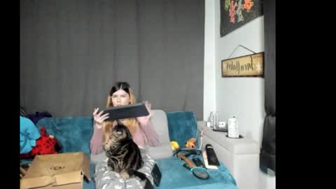 Snapshot of roxihazeleyes chatting on January 18, 2026, 2:21 pm roxihazeleyes online show from January 18, 2026, 2:21 pm