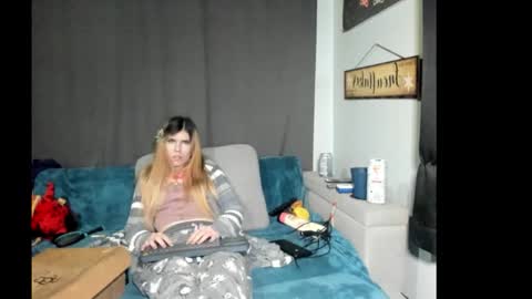 Snapshot of roxihazeleyes chatting on January 19, 2026, 6:06 am roxihazeleyes online show from January 19, 2026, 6:06 am