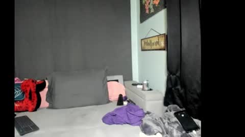 Snapshot of roxihazeleyes chatting on February 9, 2026, 5:00 am roxihazeleyes online show from February 9, 2026, 5:00 am