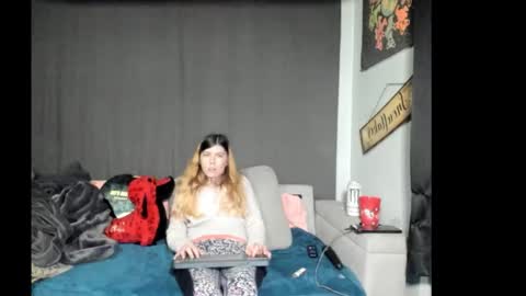 Snapshot of roxihazeleyes chatting on February 25, 2026, 12:42 am roxihazeleyes online show from February 25, 2026, 12:42 am