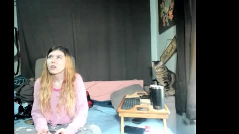 Snapshot of roxihazeleyes chatting on March 15, 2026, 2:01 pm roxihazeleyes online show from March 15, 2026, 2:01 pm