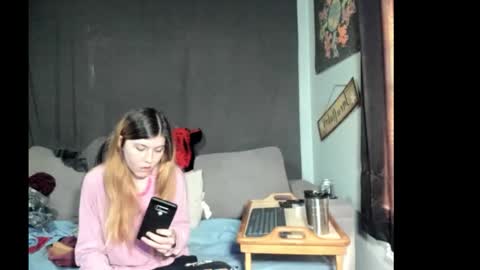 Snapshot of roxihazeleyes chatting on March 25, 2026, 5:19 pm roxihazeleyes online show from March 25, 2026, 5:19 pm