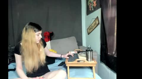 Snapshot of roxihazeleyes chatting on March 27, 2026, 4:51 pm roxihazeleyes online show from March 27, 2026, 4:51 pm