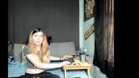 Snapshot of roxihazeleyes chatting on March 31, 2026, 2:17 pm roxihazeleyes online show from March 31, 2026, 2:17 pm