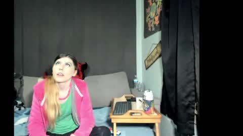 Snapshot of roxihazeleyes chatting on April 1, 2026, 2:56 am roxihazeleyes online show from April 1, 2026, 2:56 am