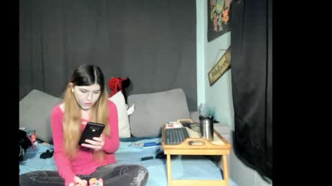 Snapshot of roxihazeleyes chatting on April 3, 2026, 4:43 am roxihazeleyes online show from April 3, 2026, 4:43 am