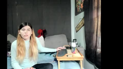 Snapshot of roxihazeleyes chatting on April 3, 2026, 6:28 pm roxihazeleyes online show from April 3, 2026, 6:28 pm