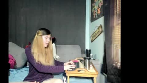 Snapshot of roxihazeleyes chatting on April 5, 2026, 6:16 pm roxihazeleyes online show from April 5, 2026, 6:16 pm