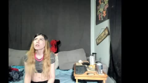 Snapshot of roxihazeleyes chatting on April 9, 2026, 6:19 am roxihazeleyes online show from April 9, 2026, 6:19 am