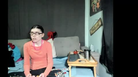 Snapshot of roxihazeleyes chatting on April 12, 2026, 1:43 am roxihazeleyes online show from April 12, 2026, 1:43 am