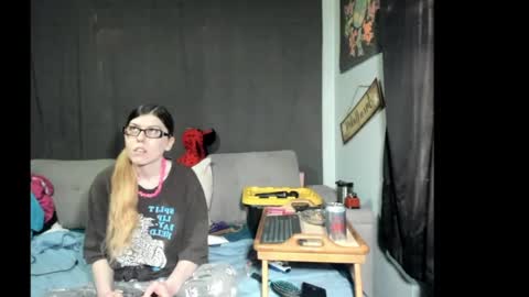 Snapshot of roxihazeleyes chatting on April 13, 2026, 11:21 pm roxihazeleyes online show from April 13, 2026, 11:21 pm