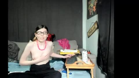 Snapshot of roxihazeleyes chatting on April 15, 2026, 3:46 am roxihazeleyes online show from April 15, 2026, 3:46 am