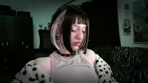 Snapshot of roxy_toxic chatting on May 16, 2026, 12:40 am Roxy Independient model Help me to reach 50 thumbs up online show from May 16, 2026, 12:40 am