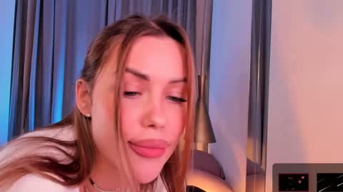 Snapshot of roxy_wet chatting on March 6, 2025, 4:38 pm Roxy follow me online show from March 6, 2025, 4:38 pm
