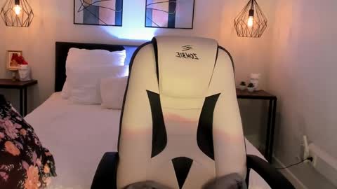 Roxy follow me online show from May 20, 2026, 12:44 pm