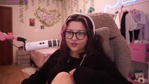 roxysuh online show from April 11, 2026, 7:45 am