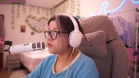 Snapshot of roxysuh chatting on April 17, 2026, 7:33 am roxysuh online show from April 17, 2026, 7:33 am