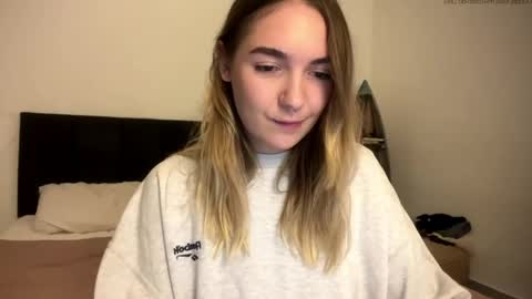 Snapshot of roxysweetdream chatting on April 28, 2026, 1:49 pm Roxy online show from April 28, 2026, 1:49 pm