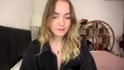 Snapshot of roxysweetdream chatting on May 6, 2026, 12:21 pm Roxy online show from May 6, 2026, 12:21 pm