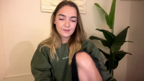 Snapshot of roxysweetdream chatting on June 1, 2026, 12:29 pm Roxy online show from June 1, 2026, 12:29 pm