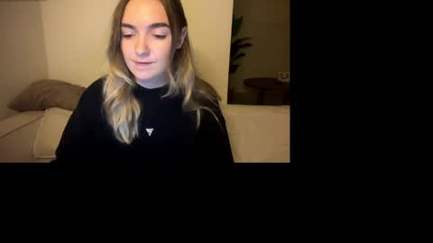 Snapshot of roxysweetdream chatting on June 5, 2026, 12:33 pm Roxy online show from June 5, 2026, 12:33 pm
