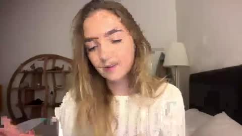 Snapshot of roxysweetdream chatting on June 25, 2026, 1:37 pm Roxy online show from June 25, 2026, 1:37 pm