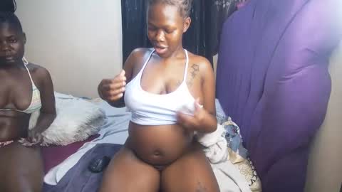 Snapshot of royal_charm chatting on February 5, 2026, 11:42 pm royal_charm online show from February 5, 2026, 11:42 pm