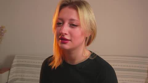 Mila online show from October 28, 2025, 4:05 am