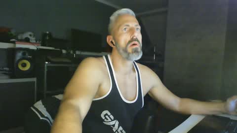 Chico que rico Caliente online show from January 18, 2025, 11:55 pm