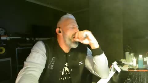 Chico que rico Caliente online show from December 5, 2025, 2:09 am