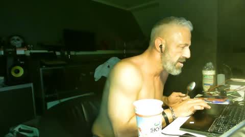 Chico que rico Caliente online show from April 9, 2026, 6:19 am