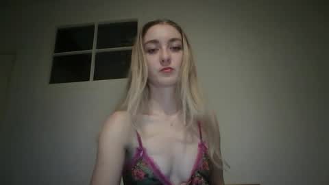 Snapshot of running_girl_izzy chatting on October 28, 2025, 7:27 pm Izzy online show from October 28, 2025, 7:27 pm