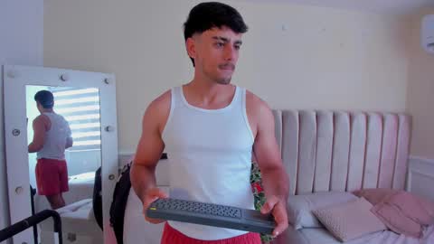 Snapshot of russ_w8 chatting on March 14, 2026, 7:08 pm Russ online show from March 14, 2026, 7:08 pm