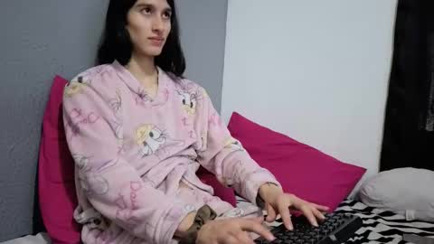 Snapshot of safiro_queen chatting on June 4, 2026, 12:33 pm Safiro Queen online show from June 4, 2026, 12:33 pm