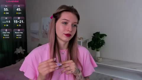 Snapshot of sallymiddough chatting on July 16, 2026, 1:33 am Lily online show from July 16, 2026, 1:33 am