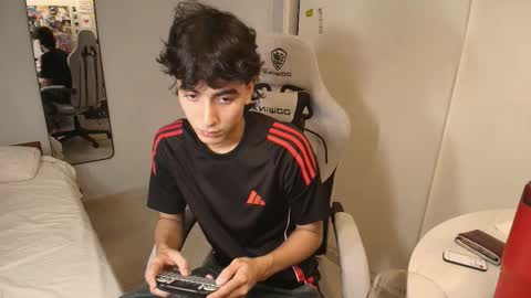 salvatore_montt online show from December 4, 2025, 4:22 am