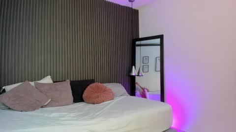 Axel online show from April 7, 2026, 8:53 pm